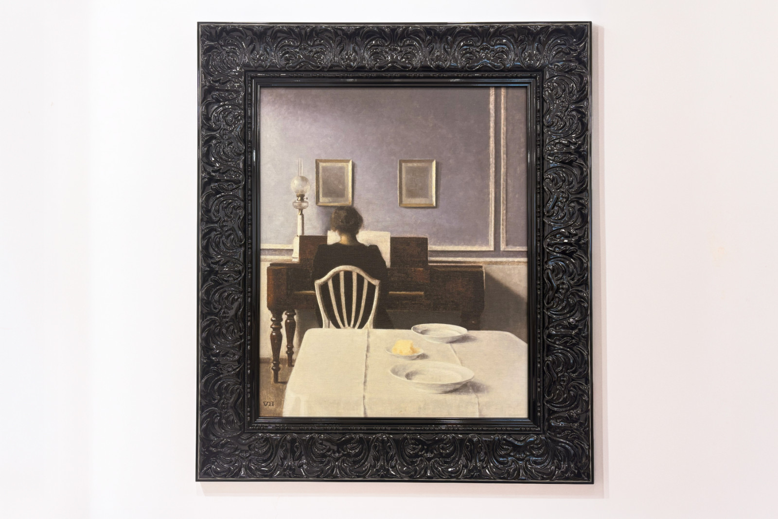 Wnętrze z młodą kobietą przy fortepianie - Vilhelm Hammershoi