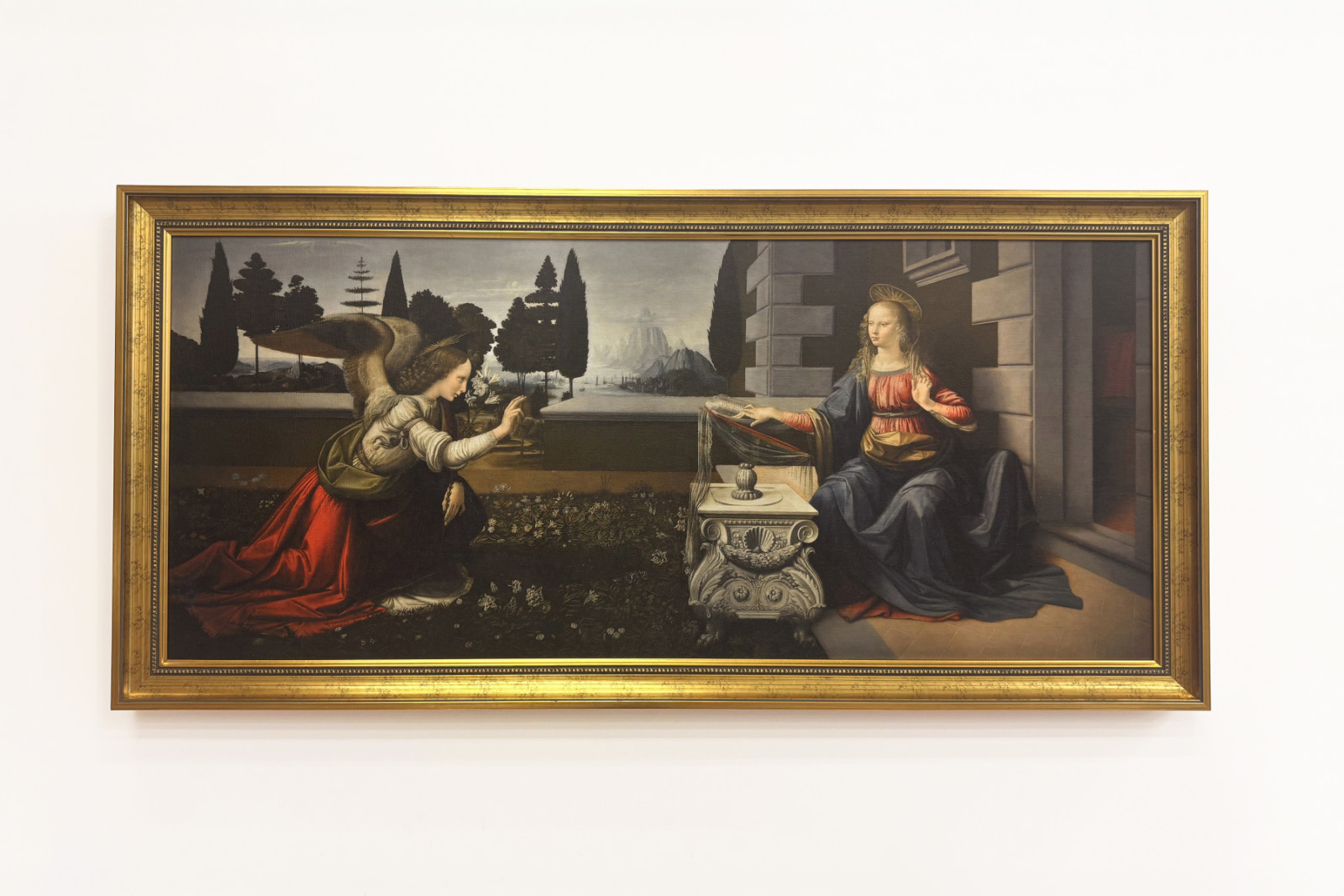 Włochy Toskania Florencja, Galeria Uffizi: Zwiastowanie, obraz Leonarda da Vinci (1452-1519), olej na drewnie, ok. 1472-1475, 98x217 cm - Leonardo da Vinci