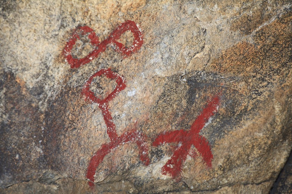 Indiańskie petroglify Ameryki Północnej. Malowidło dodane w latach 50. na potrzeby realizacji westernu. Park Narodowy Joshua Tree, Kalifornia, USA. Kultura Indian północnoamerykańskich autorstwa Unknown