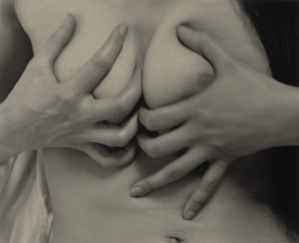 Georgia O’Keeffe — „Ręce i piersi” autorstwa Alfred Stieglitz
