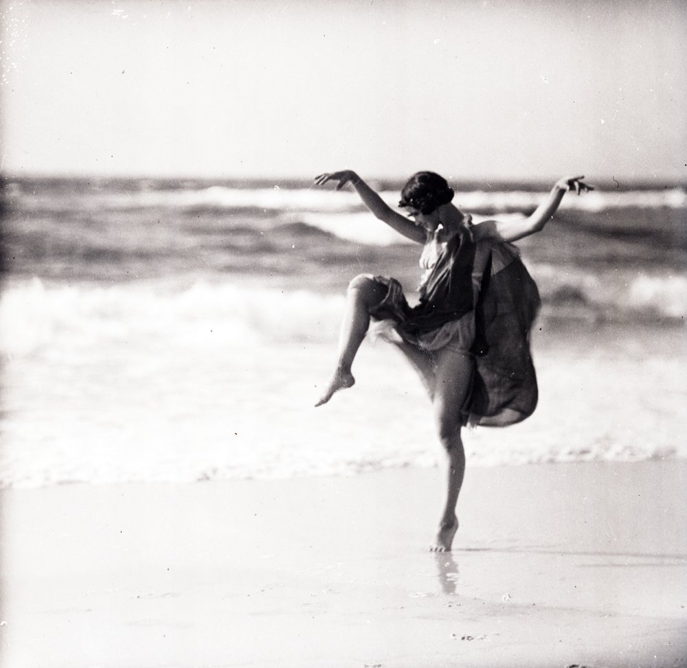 Tancerka Anna Denzler, 1921 (fot. bw) autorstwa Arnold Genthe