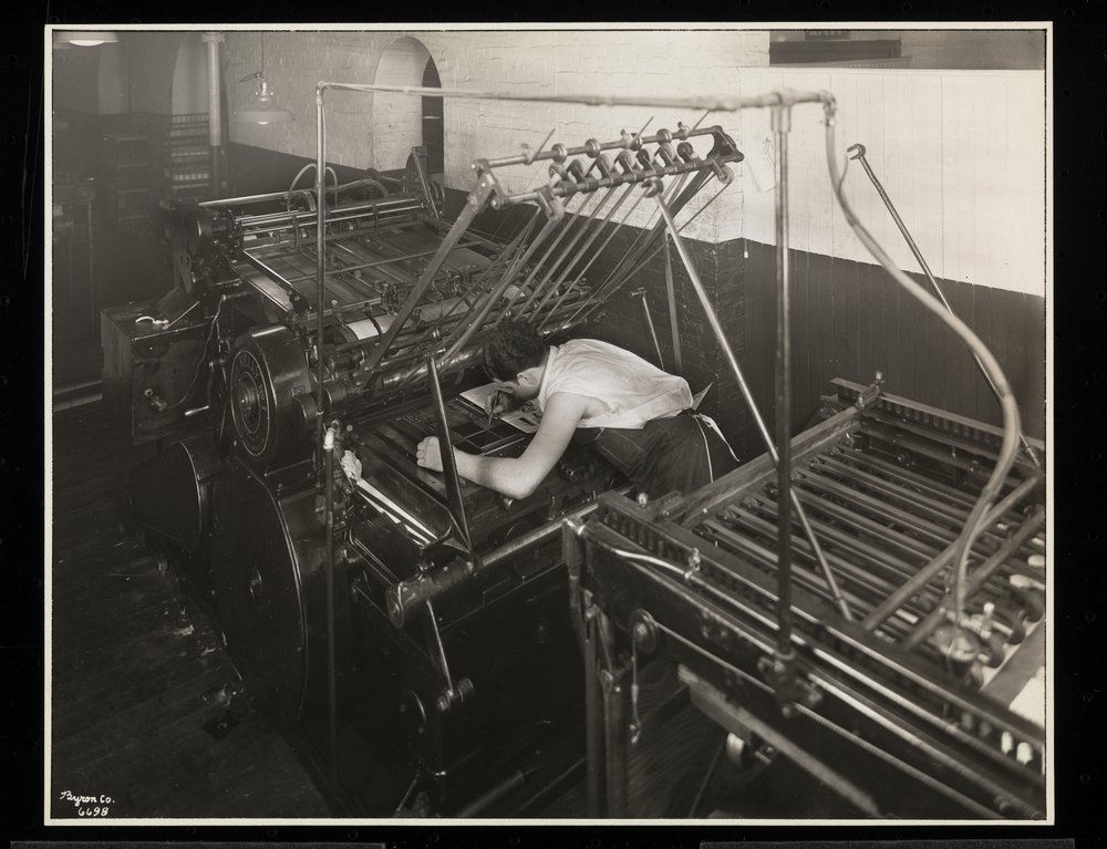 Prasa drukarska w Unz und Co., 24 Beaver Street, Nowy Jork, 1932 (odbitka srebrnożelatynowa) autorstwa Byron Company