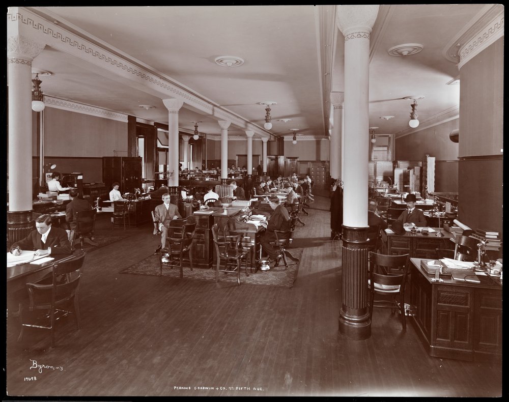 Widok wnętrza otwartego piętra biurowego w Perkins, Goodwin und Co. przy 72 5th Avenue, Nowy Jork, ok. 1905 r. (odbitka żelatynowa) autorstwa Byron Company