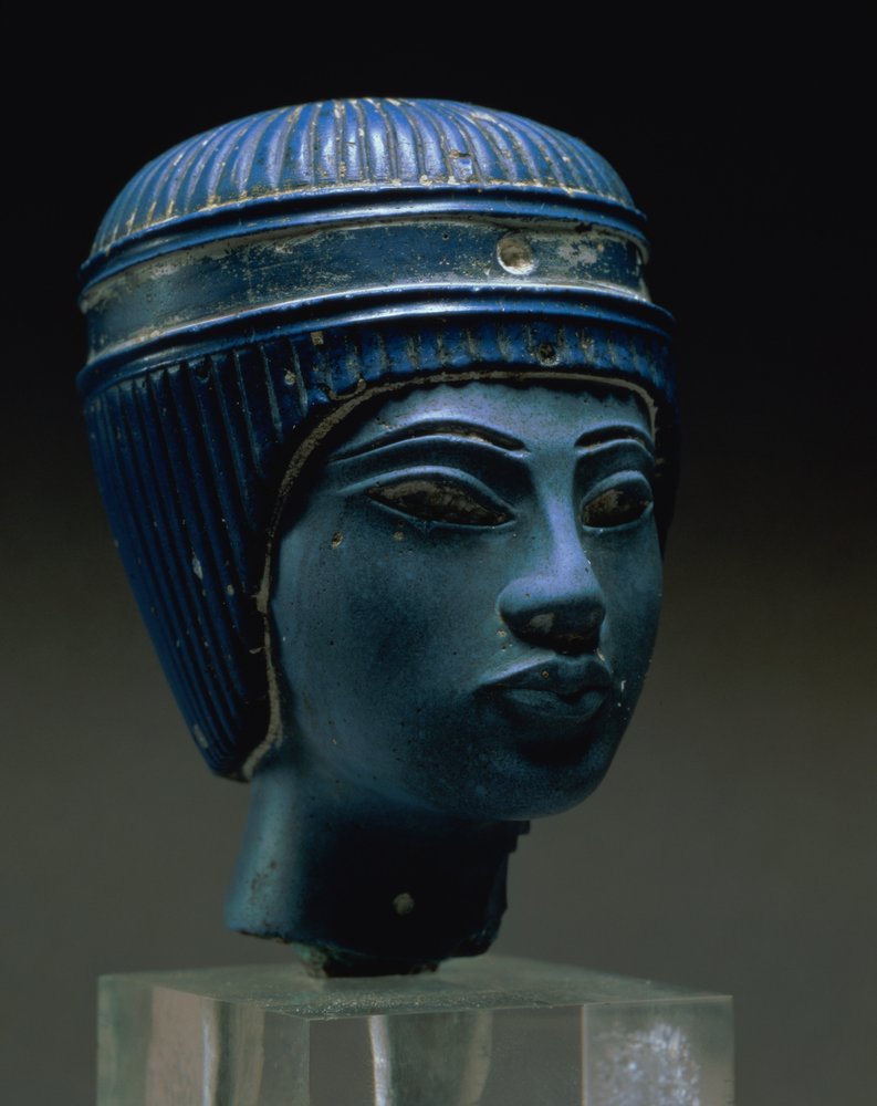 Fałszywa głowa królewska, pierwotnie uważana za Tutanchamona (szkło prasowane) (patrz także 154086) autorstwa Egyptian