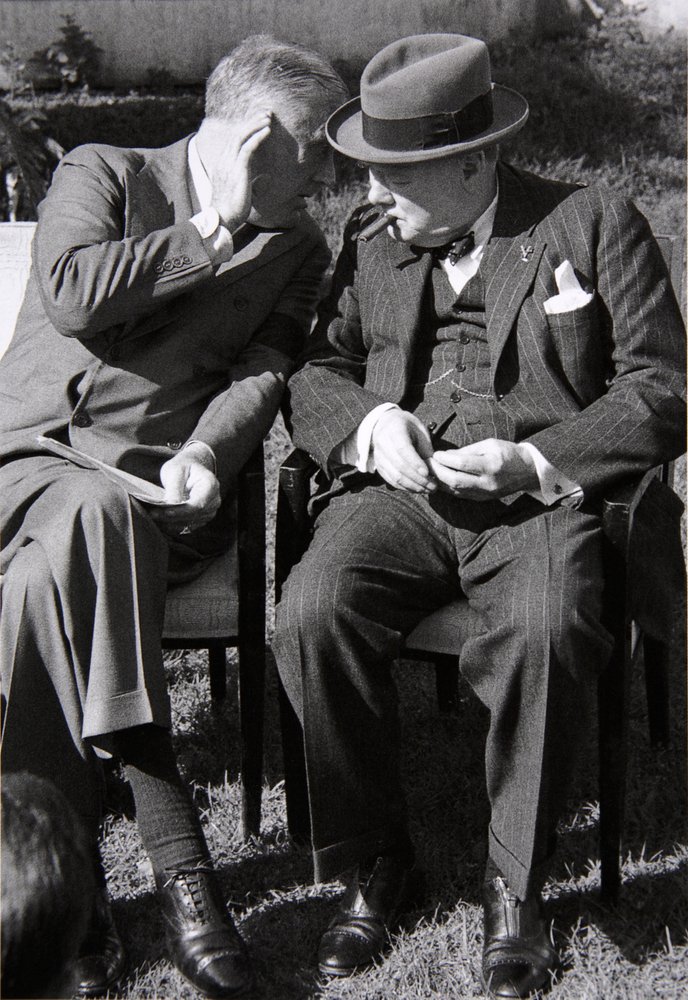 Roosevelt i Churchill pogrążeni w rozmowie na konferencji w Casablance, Maroko, styczeń 1943 r. autorstwa English Photographer