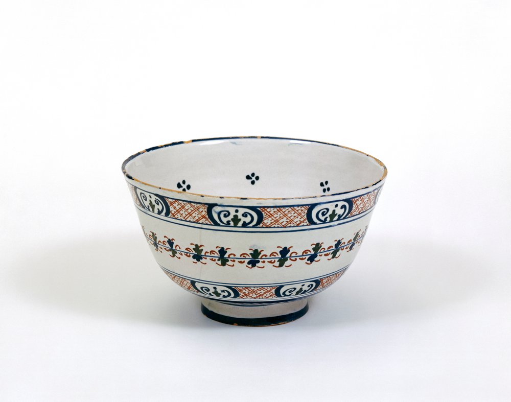 Misa do dziurkowania, wykonana w Londynie lub Bristolu, ok. 1620-30 (ceramika glazurowana cyną) autorstwa English School