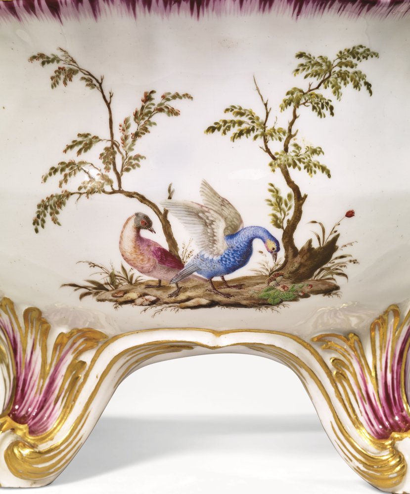 Okrągła waza Vincennes z dwoma uchwytami, pokrywą i stojakiem, ok. 1750 r. (porcelana) autorstwa French School