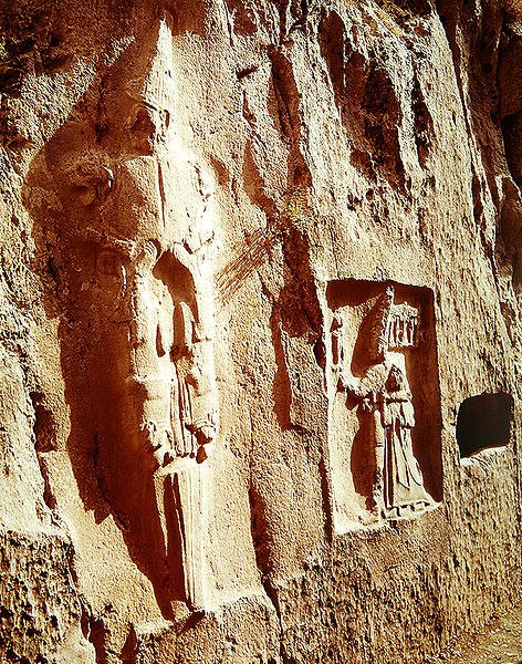 Bóg Miecza i Tudhaliya IV w objęciach Boga autorstwa Hittite