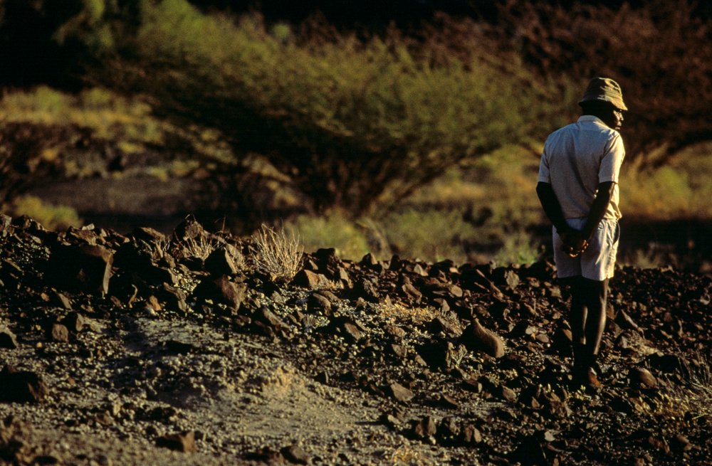 Łowca skamieniałości Kamoya Kimeu, przywódca Hominid Gang, 2008 autorstwa Kenneth Garrett