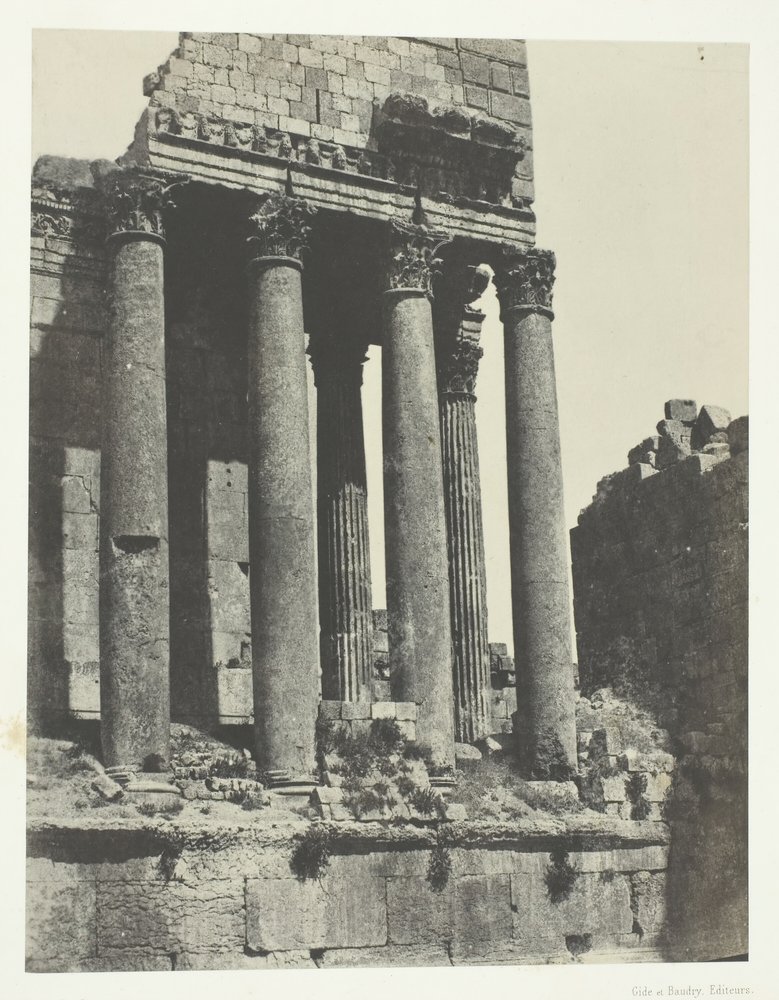 Baalbeck Heliopolis, Świątynia Jowisza, Widok z kąta południowo-wschodniego, Syria, 184951, druk 1852. autorstwa Maxime Du Camp