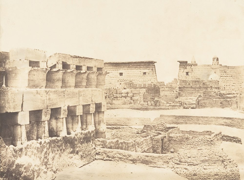Pałac i wieś Luksor, zaczerpnięte z południa, Teby, 1849-50. autorstwa Maxime Du Camp