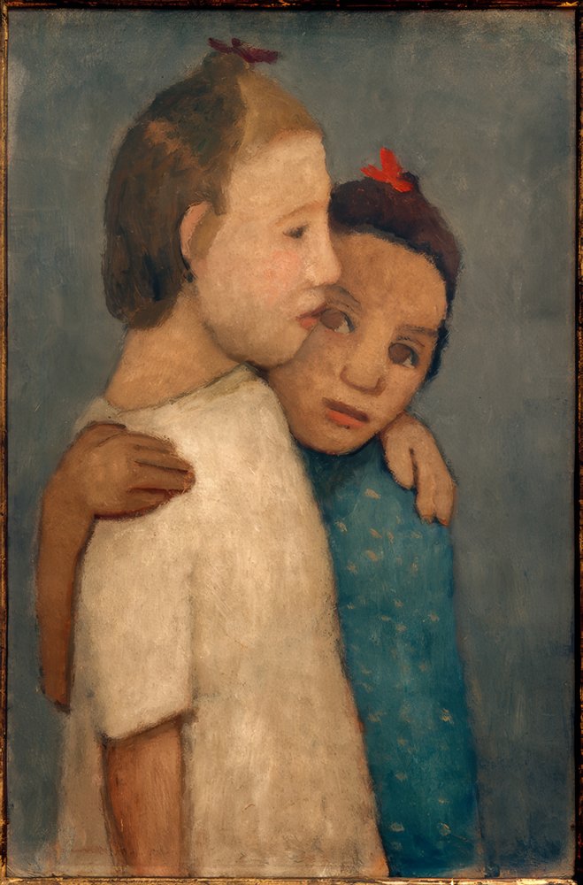Dwie dziewczyny w biało-niebieskich sukienkach trzymają się za ramiona autorstwa Paula Modersohn-Becker