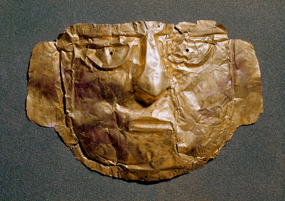 Cywilizacja przedkolumbijska (Peru): złota maska z okresu poprzedzającego podbój hiszpański. XV-wieczny Madryt, Museo de America autorstwa Pre-Columbian