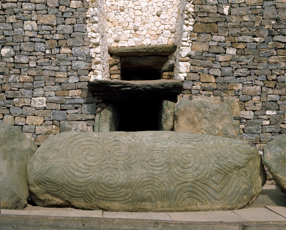 Widok wejścia do prehistorycznego pomnika w Newgrange, 3200 pne autorstwa Prehistoric Prehistoric