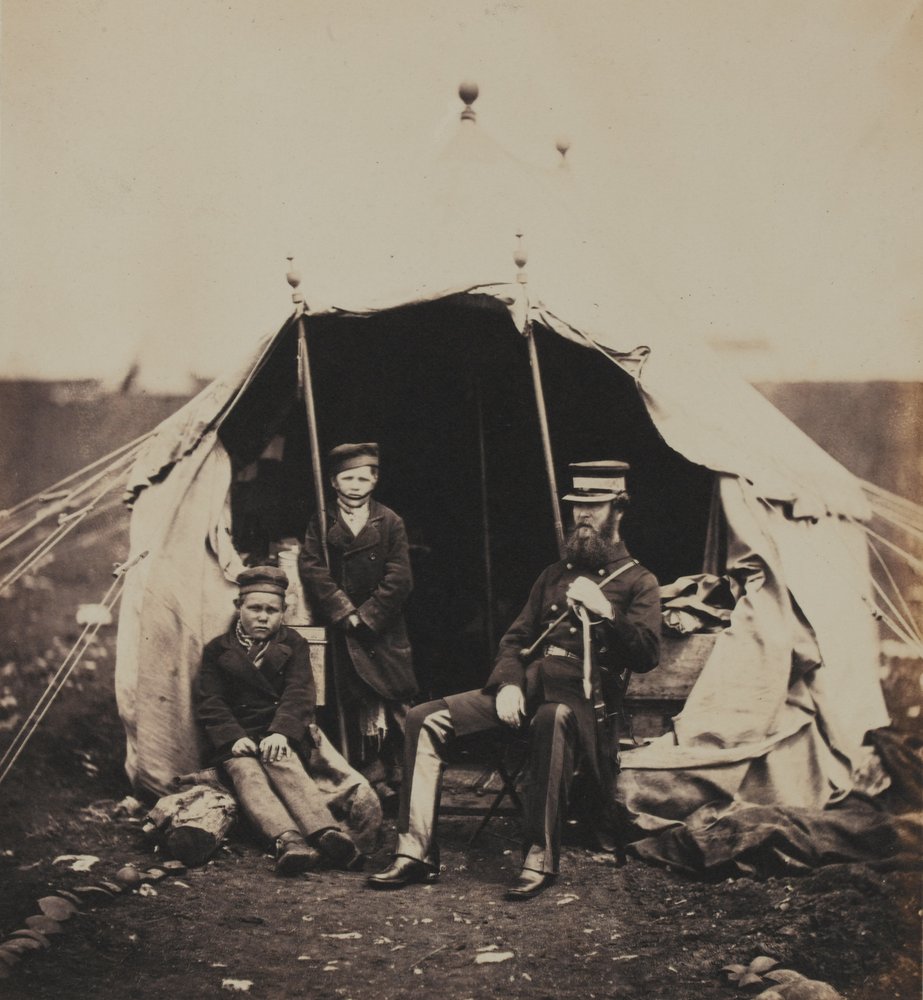 Podpułkownik Studholme Brownrigg, CB i rosyjscy chłopcy, z albumu 52 fotografii związanych z wojną krymską, 1855 autorstwa Roger Fenton