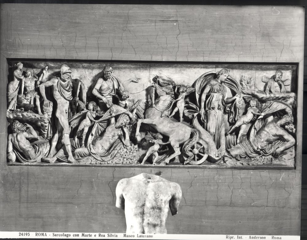 Sarkofag przedstawiający Marsa i Rhea Silvia (marmur) (zdjęcie czarno-białe) autorstwa Roman Roman