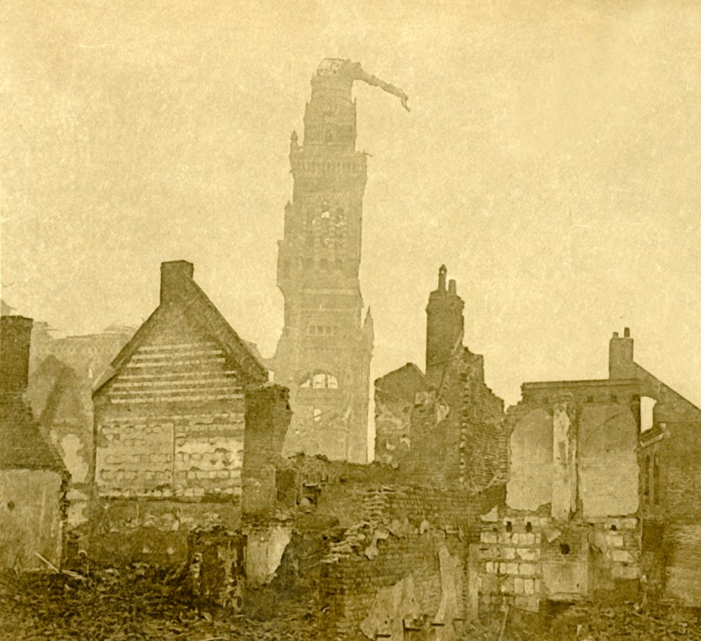 Uszkodzona iglica Notre-Dame de Brebières, Albert, północna Francja, c1915-c1918 autorstwa Unbekannt