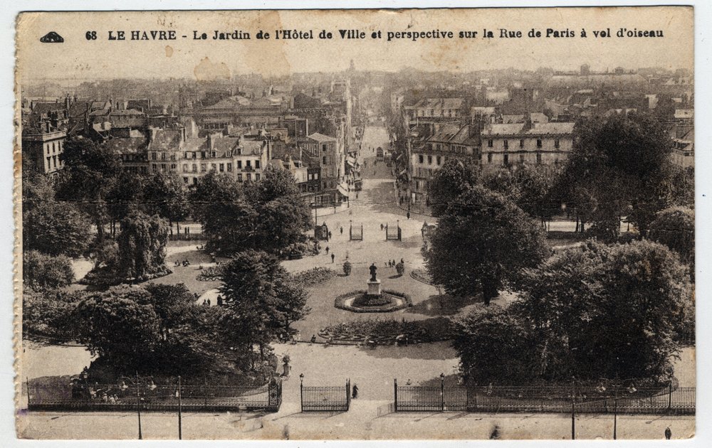 Normandia, Seine Maritime (76), Le Havre: ogród ratusza i widok na rue de Paris - Pocztówka koniec XIX-XX w. autorstwa William M. Timlin