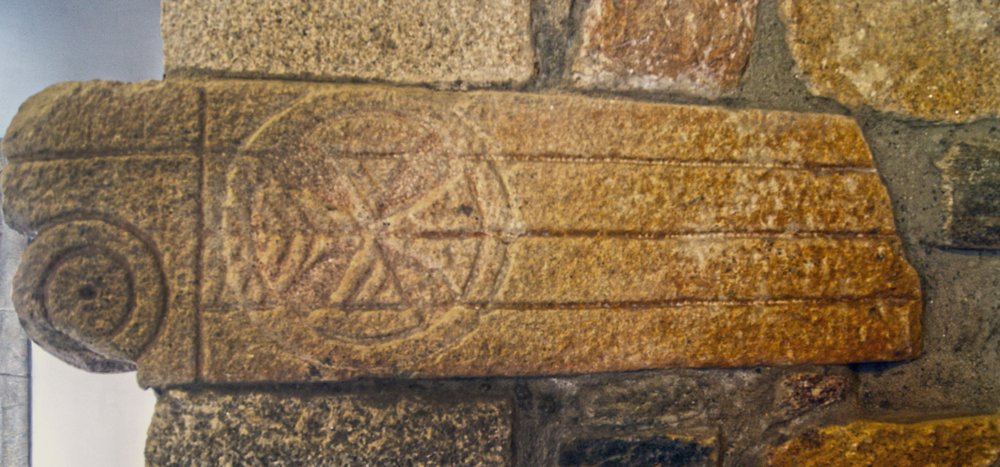 Wizygotyckie rzeźby w kaplicy São Pedro de Balsemão, Sé, Lamego, Portugalia ok. 599 (granit) autorstwa Visigothic