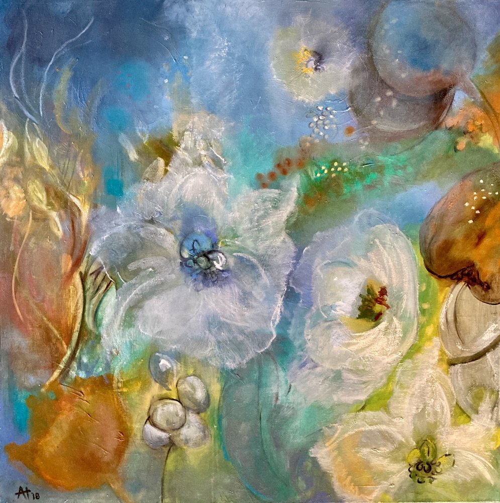 Eteryczne białe kwiaty autorstwa Alexandra Higgins