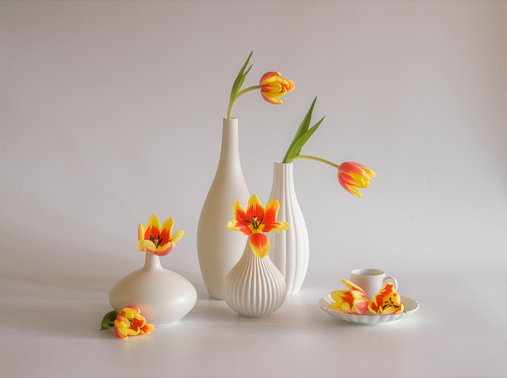 Jasna martwa natura z tulipanami autorstwa Alice Sheng