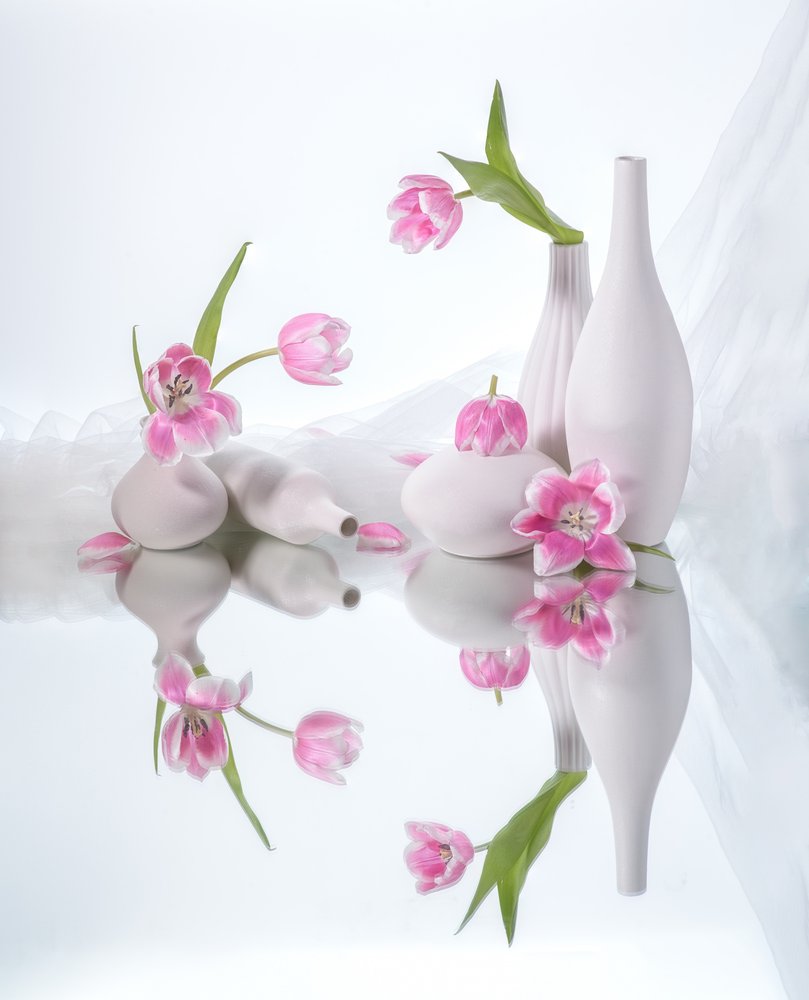 Refleksje o różowych tulipanach autorstwa Alice Sheng