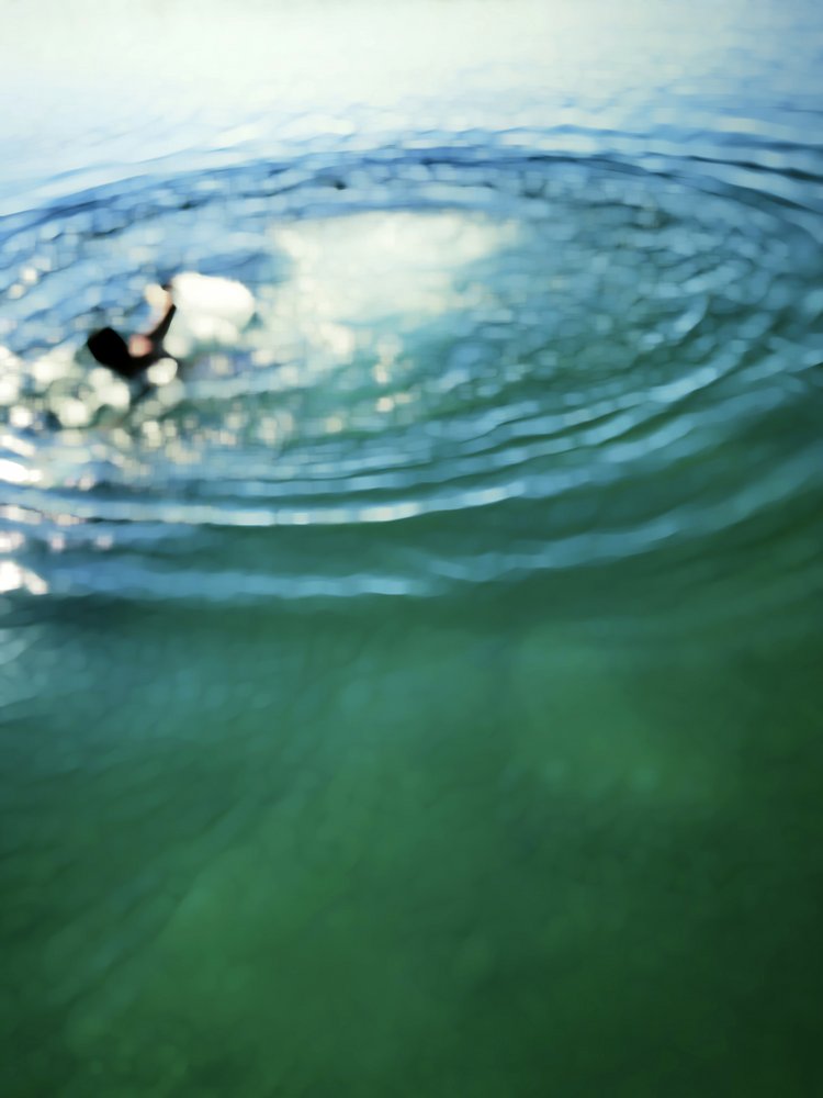 Surfer pod powierzchnią wody autorstwa Angelo Cerantola