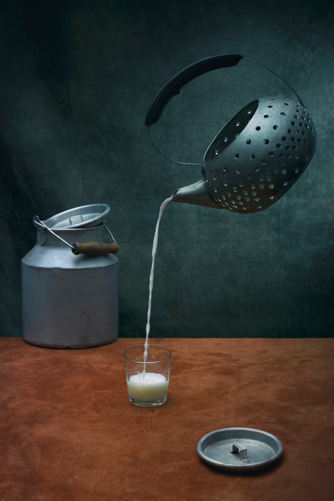 Surrealistyczne nalewanie mleka autorstwa Brig Barkow