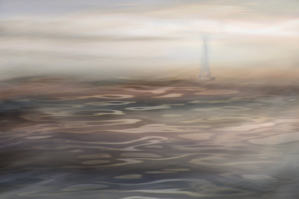 Mglista łódź żaglowa „Serenity” autorstwa Christina Sillen