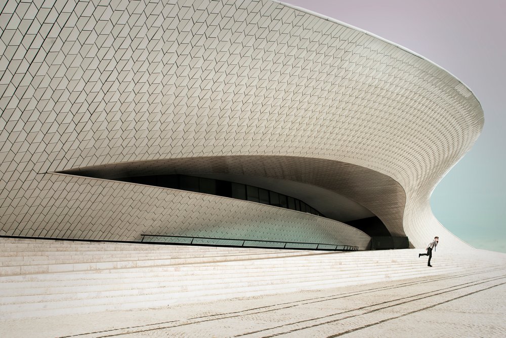 Biała listwa architektoniczna autorstwa Christine von Diepenbroek