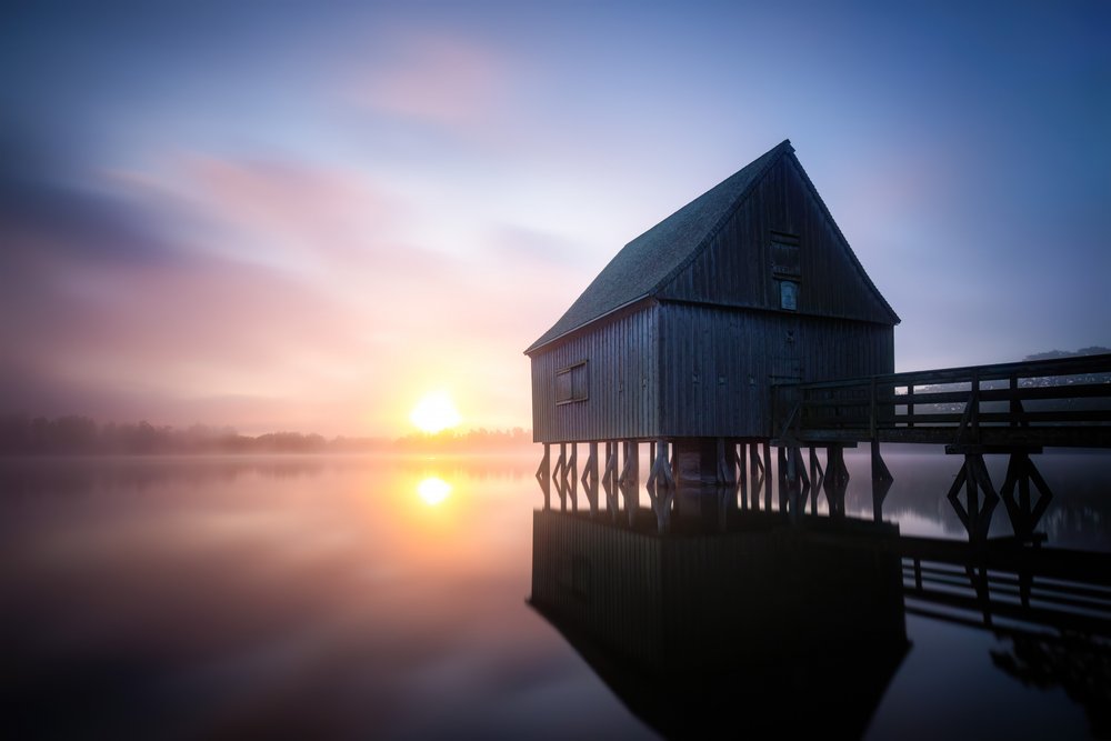 Wschód słońca nad Misty Boathouse autorstwa Christoph Schaarschmidt
