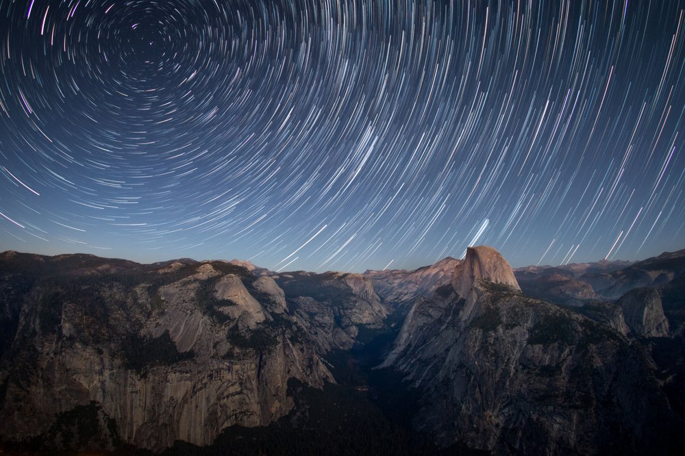 Ślady gwiazd nad Half Dome autorstwa Christoph Schaarschmidt