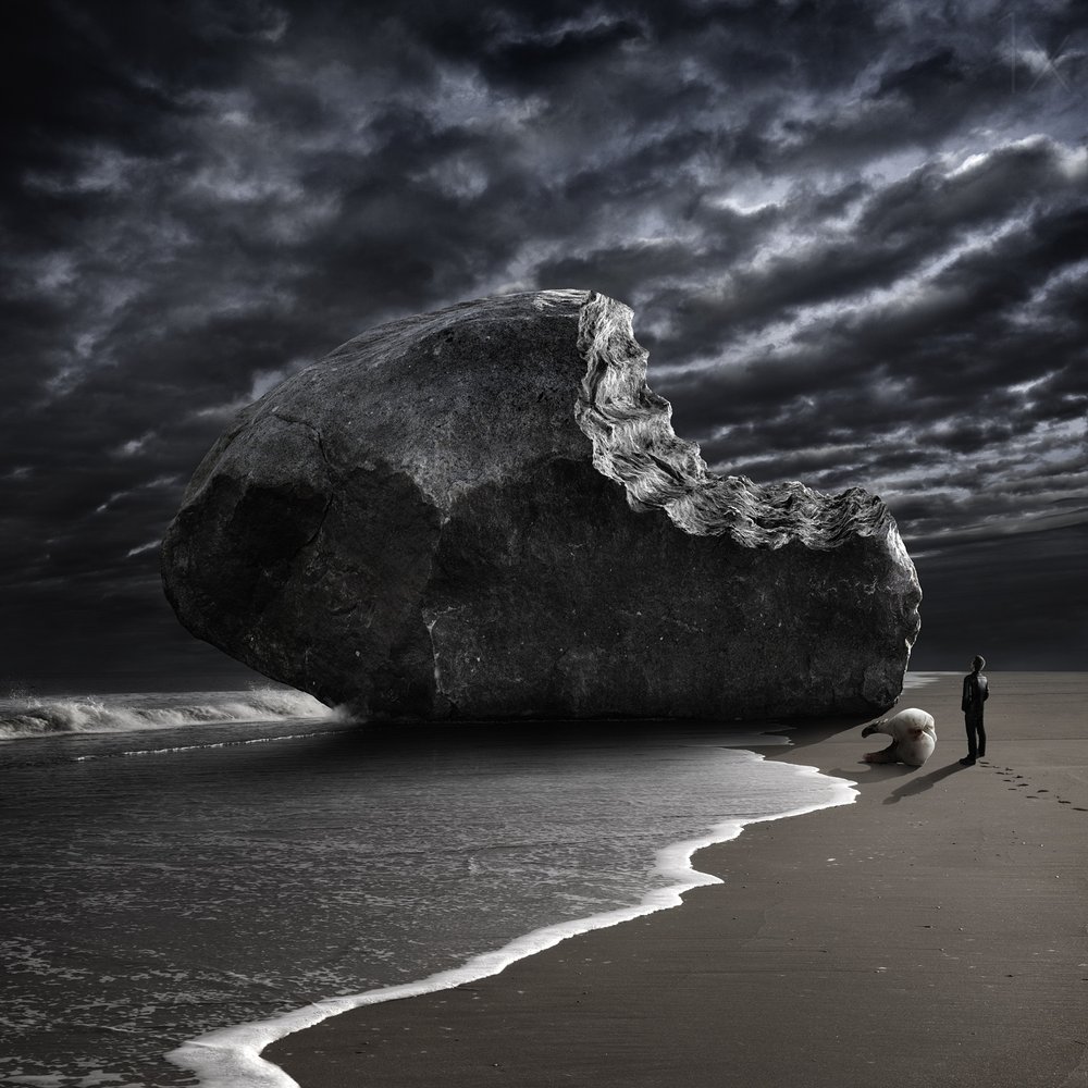 Bitten Rock na Stormy Beach autorstwa Christophe Kiciak