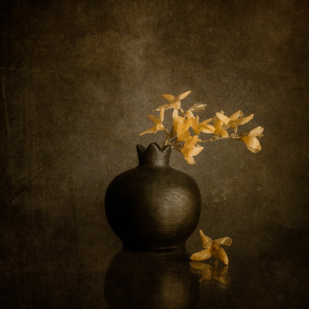 Ciemny wazon „Golden Blossoms” autorstwa Cicek Kiral