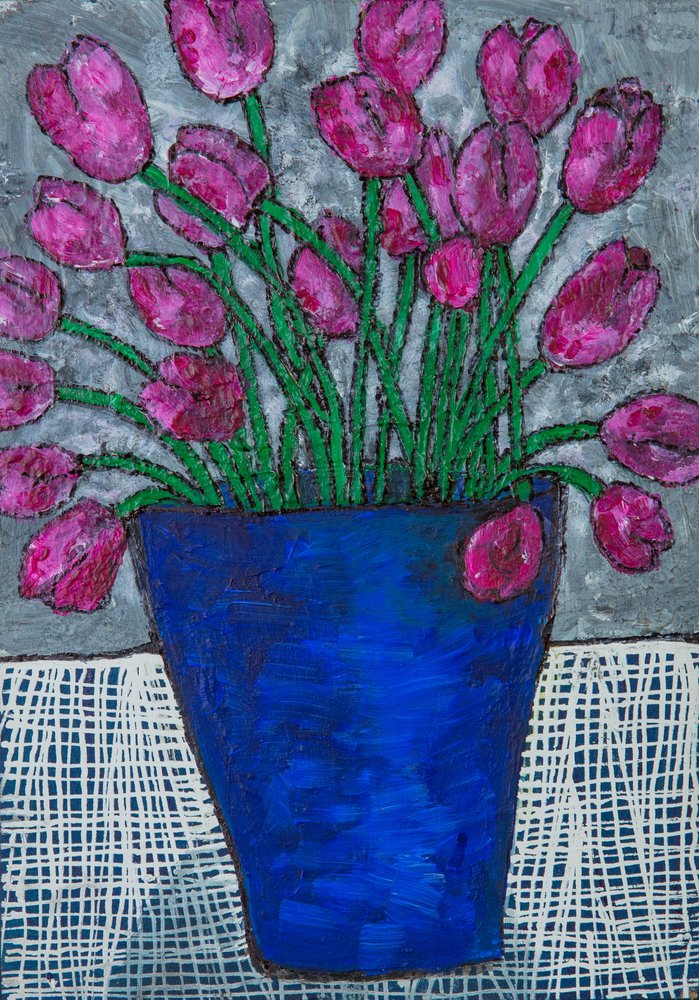 Tulipany w niebieskim wazonie autorstwa Dale Hefer & Family