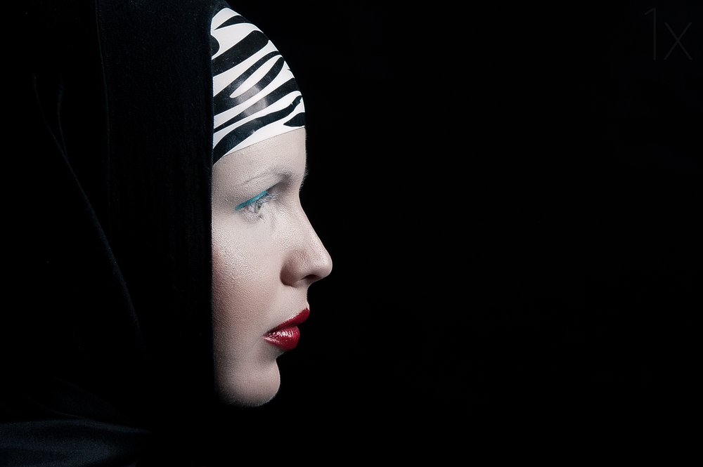 Profil tajemniczej kobiety autorstwa Denisa Justusová Šumcová