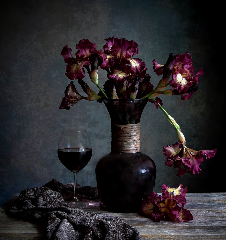 Ciemne irysy i wino autorstwa Fangping Zhou