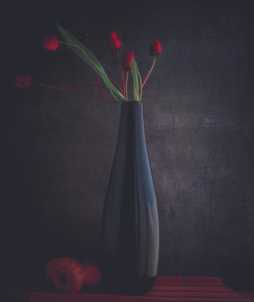 Eleganckie czerwone tulipany autorstwa Farid Kazamil