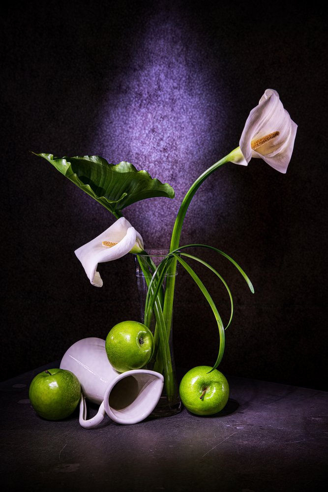 Eleganckie lilie calla i zielone jabłka autorstwa Felice Angelino