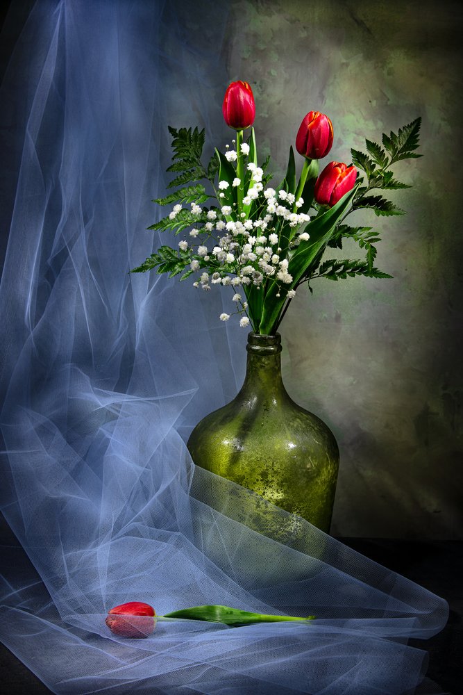 Eleganckie tulipany w szklanej wazonie autorstwa Felice Angelino