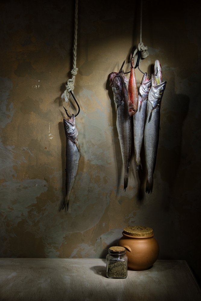 Rustykalna martwa natura z rybami autorstwa Felice Angelino