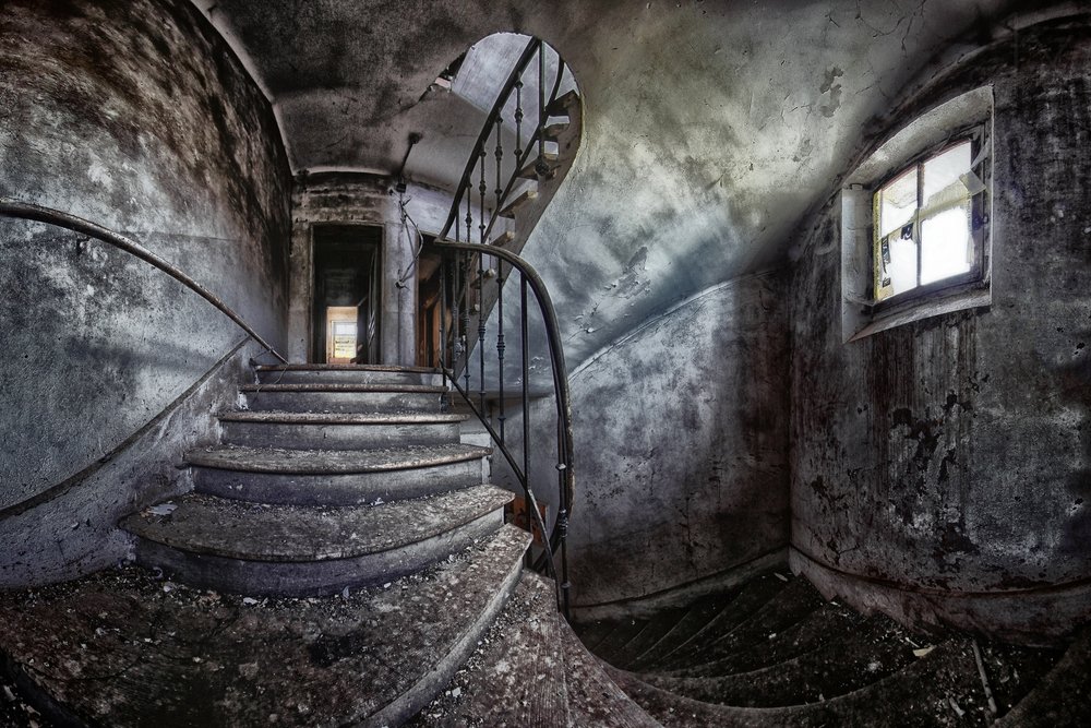 Opuszczone schody spiralne autorstwa Francois Casanova