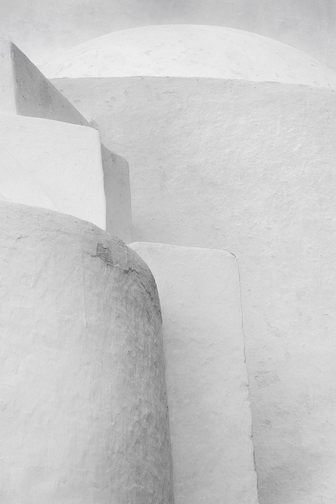 Białe krzywizny architektoniczne autorstwa George Digalakis