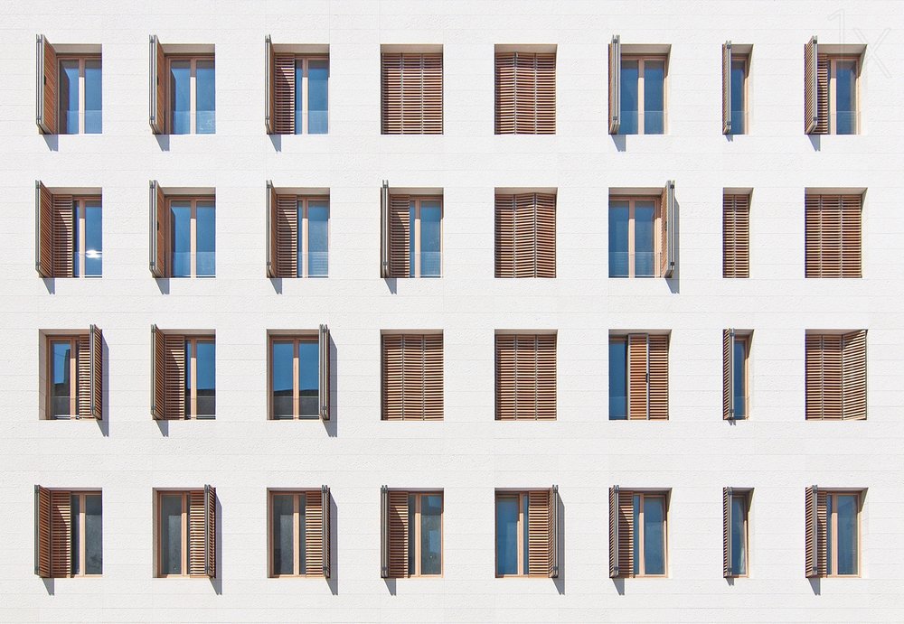 Geometryczna fasada okienna autorstwa Igor Bakotic