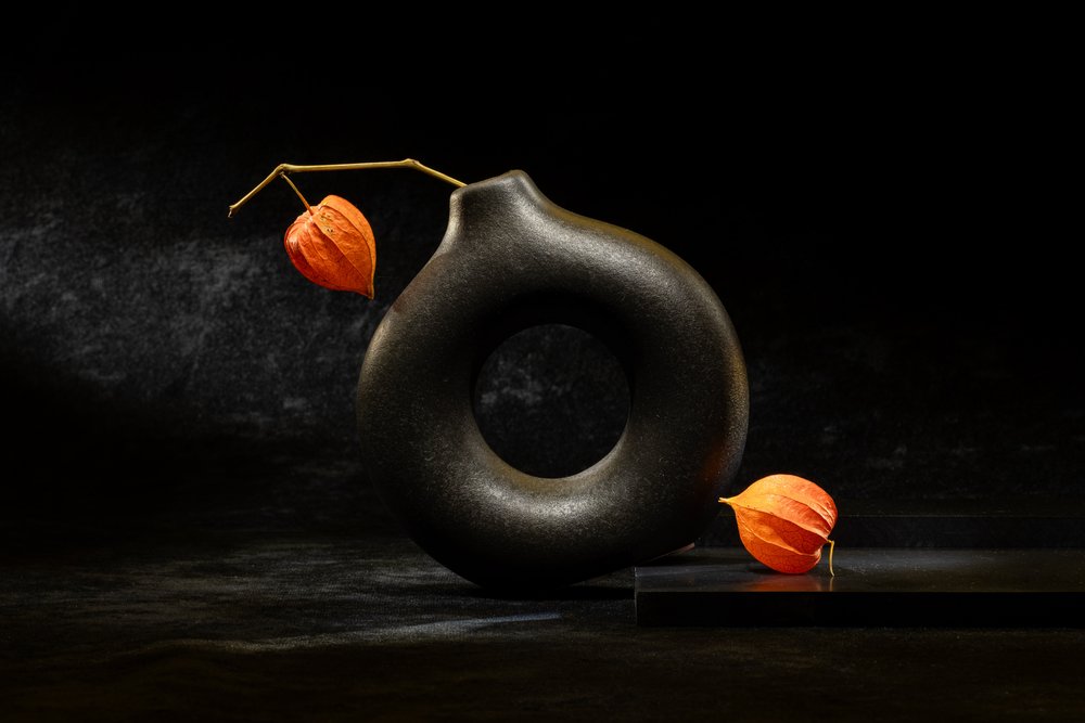 Elegancka ciemna martwa natura autorstwa Igor Kopcev