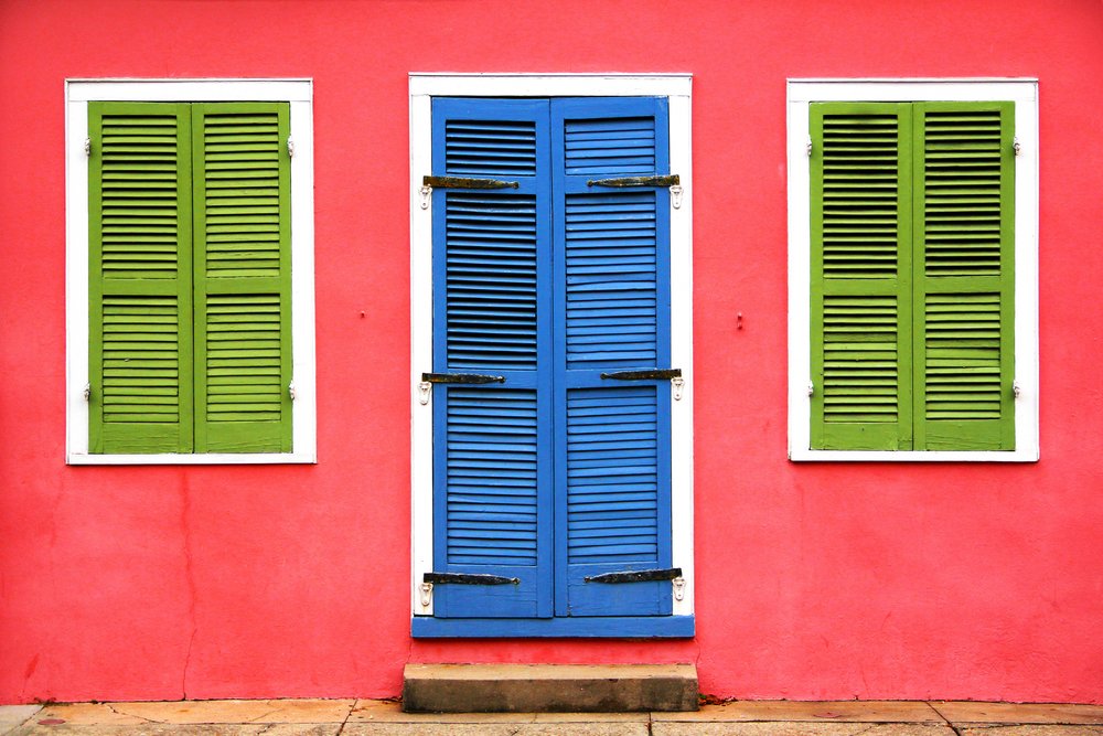 Drzwi w żywym niebieskim kolorze, zielone okiennice autorstwa Igor Shrayer
