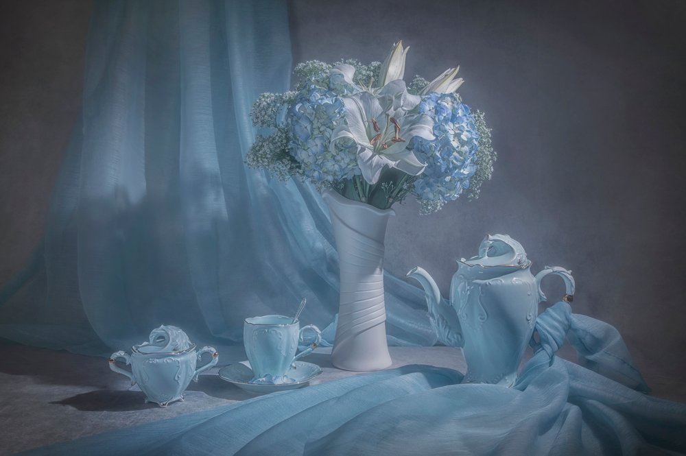Martwa natura z herbatą w delikatnym niebieskim odcieniu autorstwa Joyce Guojun Ma