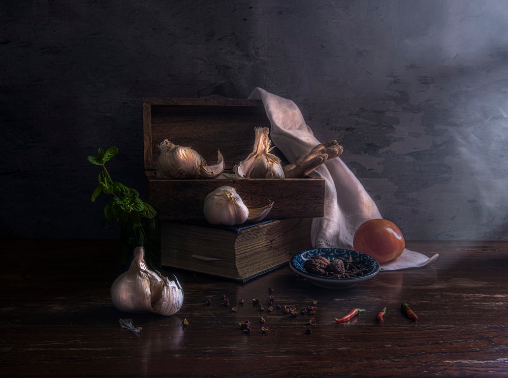 Rustykalna martwa natura z czosnkiem autorstwa Judy Tseng