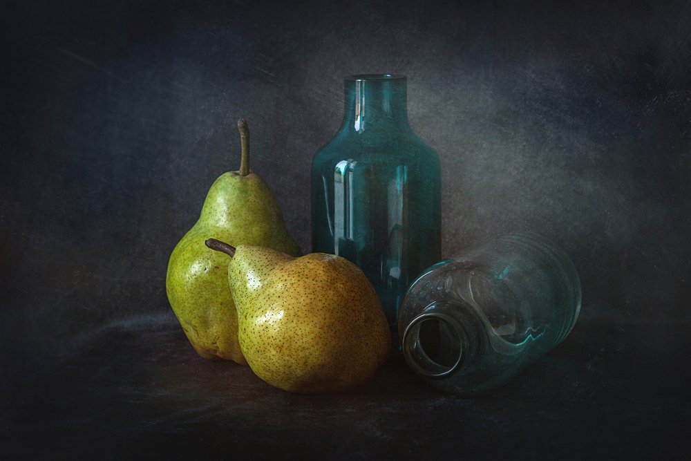 Szklane butelki „Moody Pears” autorstwa Lenka