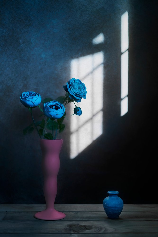 Lampa okienna „Niebieskie róże” autorstwa Lydia Jacobs